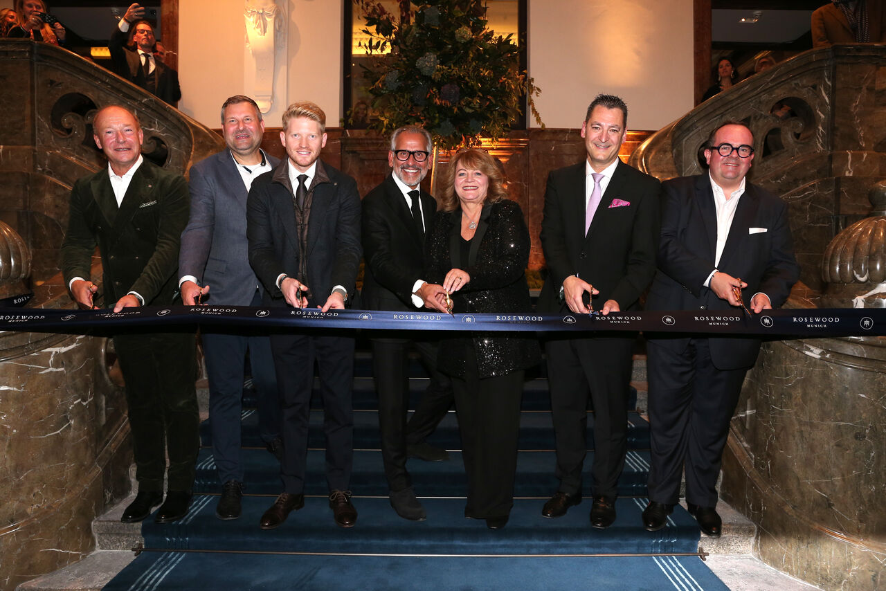 Ribbon Cutting, (v.l.n.r.): _Nico Nusmeier, Marcel Wnendt, Florian Schörghuber, Radha Arora, Alexandra Schörghuber, Roland Dürr, Clemens Baumgärtner, Quelle: gisela schober / getty image / PR for Rosewood Munich