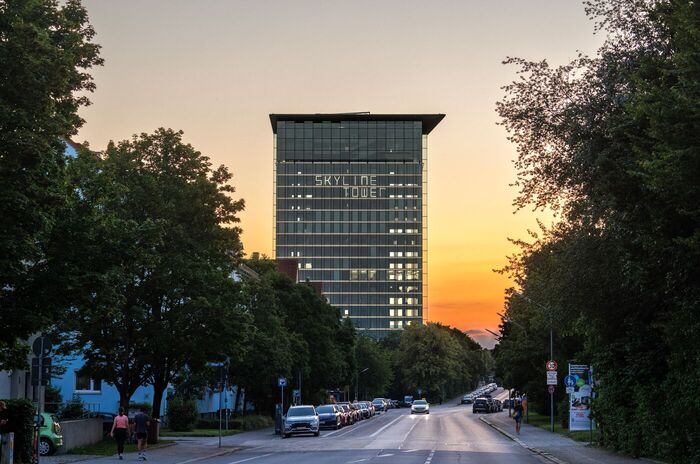 Skyline Tower in der Abenddämmerung