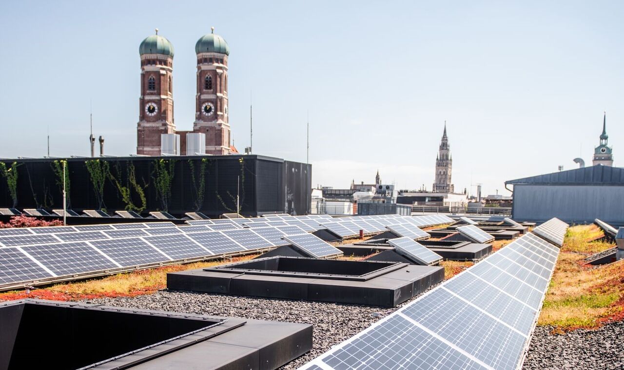 Solarpanele auf dem Dach des Joseph Pschorr Hauses in der Münchner Innenstadt